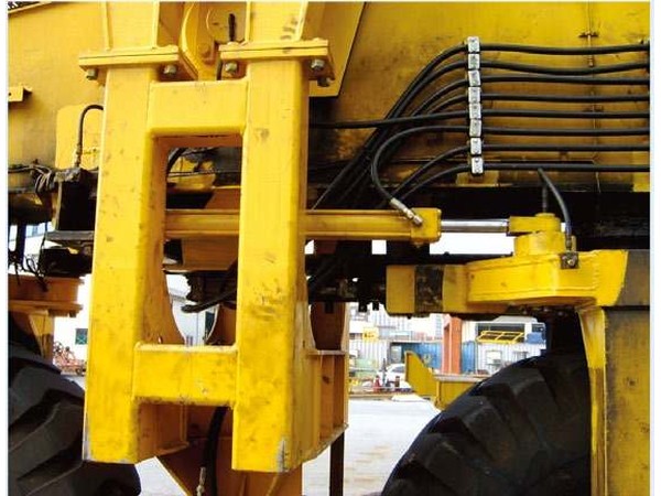 TECPOS hydraulic equipment in use during shipbuilding and block assembly